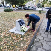 Ден на народните будители -1-ви ноември 2019 г. - поднасяне цветя пред паметната плоча на местния учител Йовчо Манджуров